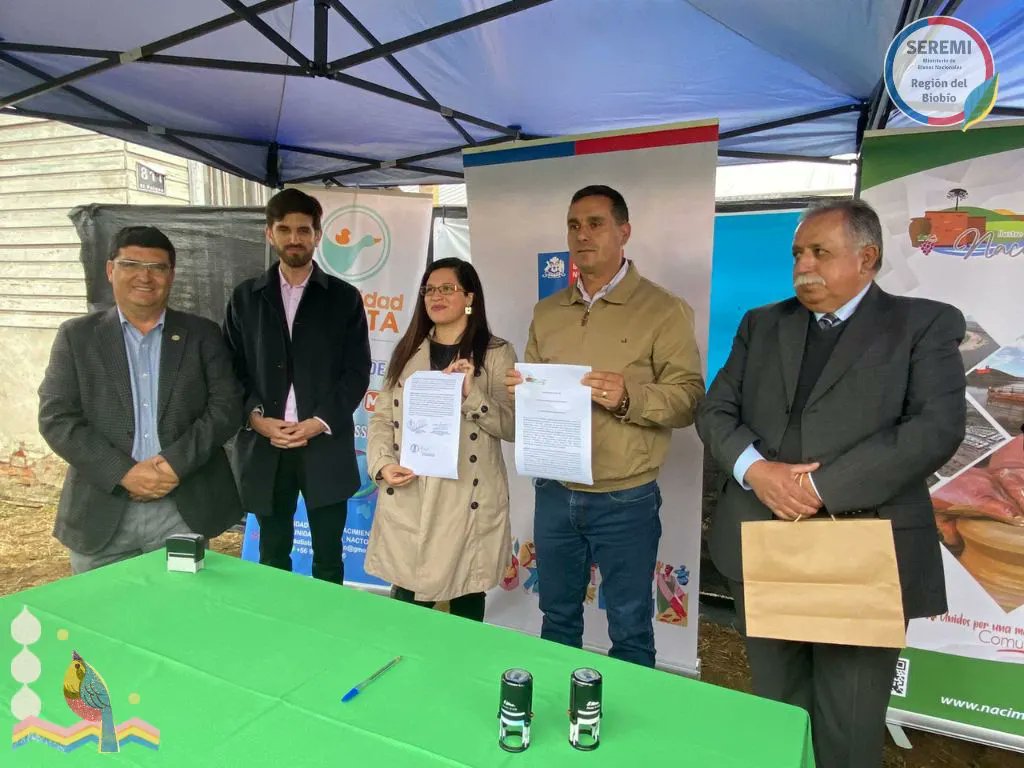 Con mucha emoción y entusiasmo, el Seremi <a href="/DonosoBascunan/">Genaro Donoso Bascuñan</a> hizo entrega de la Concesión de Uso Gratuito al Alcalde de <a href="/muninacto/">Muni Nacimiento</a> Carlos Toloza, del terreno donde la Comunidad Autista de Nacimiento construirá un Centro Terapéutico Comunal 👇🏻