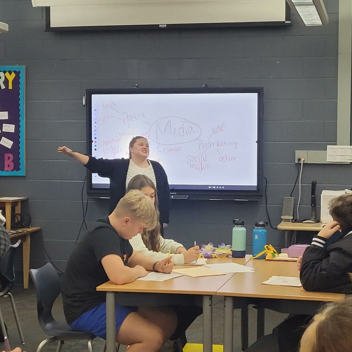 ChargersLibrary's tweet photo. Using Marvel Comics and Disney as an example, 8th graders found ways to create effective keywords to help prepare them for research. @D10Peacock https://t.co/0UGUZz6nXB