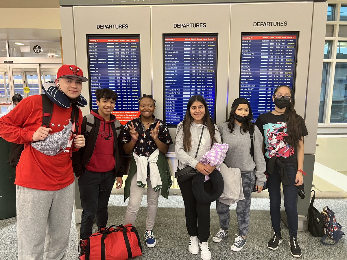 Check out <a href="/BoganBengal79/">Bogan Computer Tech High School</a> students ready to learn this weekend at the Illuminate: Student Leadership Summit on Wellness! They will bring back their learning to <a href="/CPSNetwork16/">CPS Network 16</a>