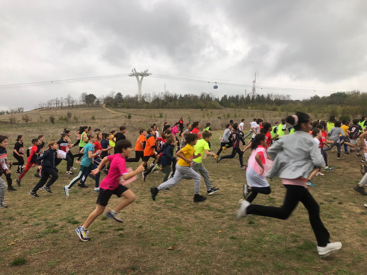 ClgRosaParks's tweet photo. [AS] Participation au cross district @unss31 à Pech David pour nos élèves. Un bon moment d’engagement et d’émotions !!! @EpsToulouse @EducPrio_AcTlse @actoulouse https://t.co/9NTF6ES5SW