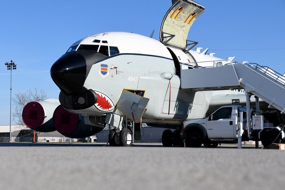 scan_sky's tweet photo. #USAF - Boeing RC-135U "Combat Sent 🦈" - 64-14849 - #OLIVE49 🫒

Departed From Offutt AFB 🇺🇸 &amp; Looks To Be Descending Into Bangor Intl Airport 🇺🇸

May Be One For RAF Mildenhall 🇬🇧 🇺🇸 Or Souda Bay 🇬🇷 Tomorrow.

The Callsign Would Suggest The Aircraft Is Going On A TDY. https://t.co/xielOroKuo