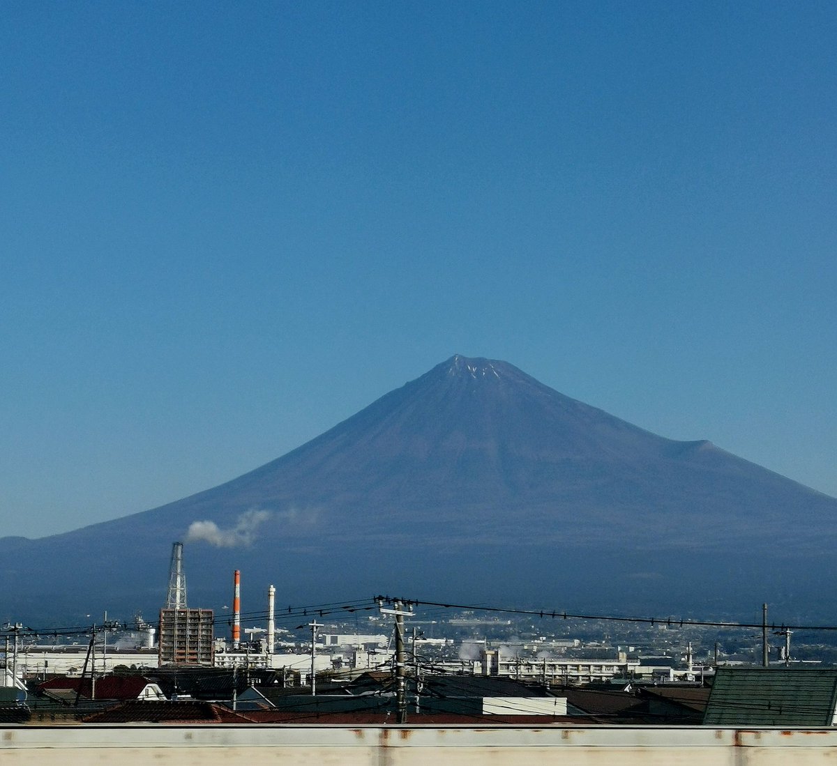 なぜ人は富士山を見ると撮らずにはいられないのでしょうか･･･
本日は学校芸術鑑賞教室に出演のため、一路大阪へ向かっております。先日は沖縄でご一緒したハナジョスさんと今回も共演させて頂きます！
行くぜ、大阪！
#ガムラン #インドネシア #ランバンサリ #ハナジョス