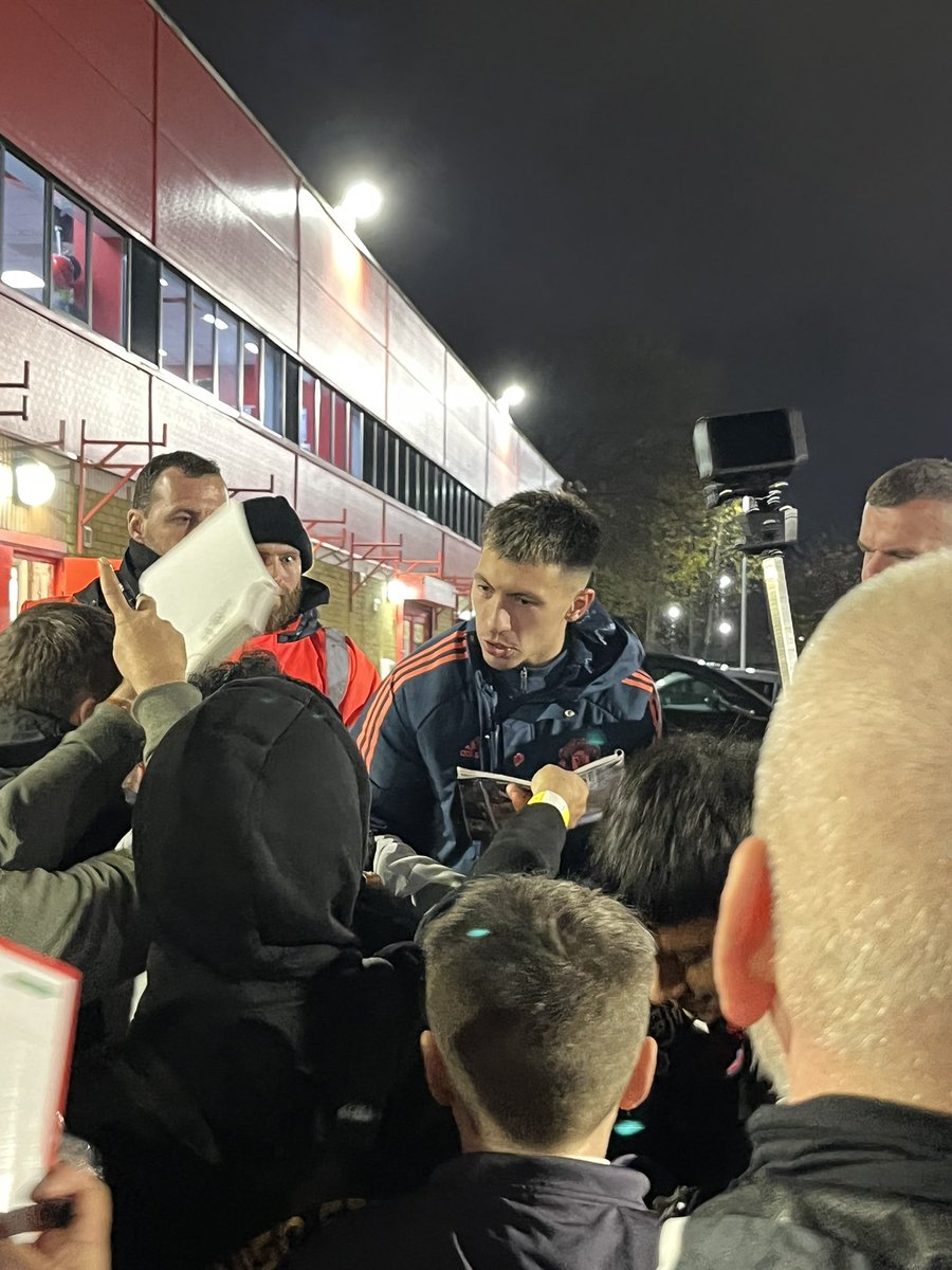 samuelluckhurst's tweet photo. Lisandro Martinez: as popular outside the ground as he is inside #mufc https://t.co/iSA7FdoBFC