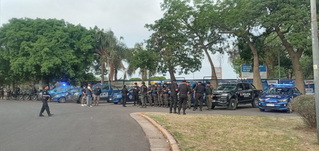 RimoldiRuben's tweet photo. Estuve presente durante el inicio de los Operativos de Saturación y Prevención en Barrios de Rosario :"Siento orgullo de todos los hombres y mujeres que con coraje y profesionalismo hacen posible poner en acciones las políticas que diseñamos." @policia_fe @MinSegSF https://t.co/YJseIZ9Y6r