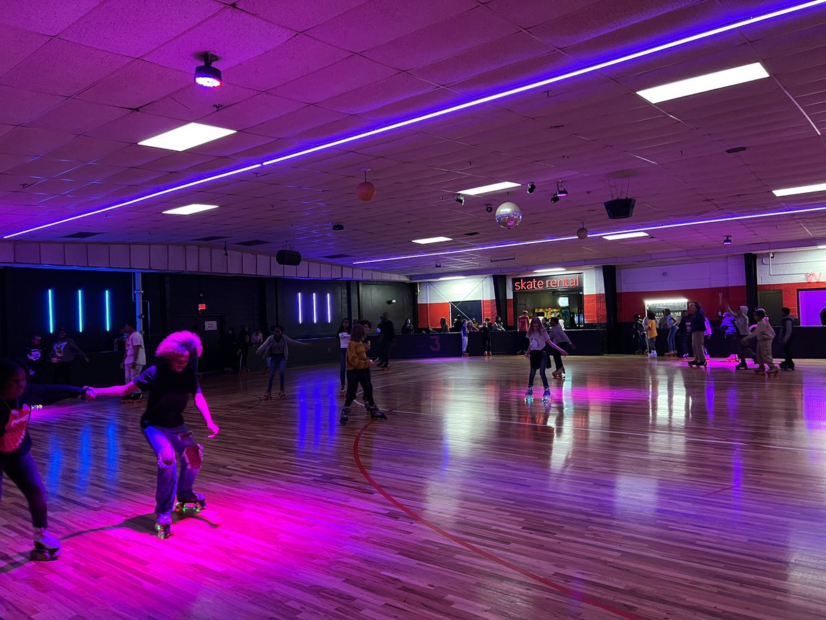 gatz_lisa's tweet photo. @HinesSpartans takeover the Main Street Skating Rink for Family Night. #hinesiswheretheheartis @KristelEpps @HoracettaH @FeliciaFBarnett @NNPSYouthDev @bcadamsworld @NNPSLeads @CKirsteatter @Sarrington529 https://t.co/q5lsPg7lrl