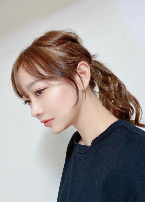 おはよう〜！  エクステせっかくつけたから巻き髪の練習したよってポコチャのファミリーに写真を貼ったら、すぐ絵画と合成して美女と褒めてくれる世界幸せ。  でも10万年も使わずに生きてきたらもうコテが難しいから誰か教えてください。<a href="/tag/%E9%A3%BC%E3%81%84%E7%8C%AB%E3%81%AF%E3%82%B5%E3%83%B3%E3%82%BF%E3%82%AF%E3%83%AD%E3%83%BC%E3%82%B9"class="tags"><span>#飼い猫はサンタクロース</span></a>