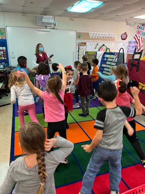Nursery rhymes help our youngest students develop their pre-reading and phonemic awareness skills. A visit from Mother Goose is an extension of their learning. 
Thank you to our generous Parents Club for their curriculum enrichment support.