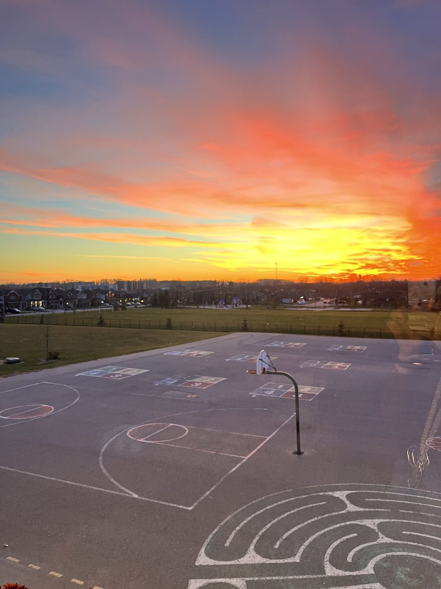 MsEllisM's tweet photo. Such a beautiful sunset I caught tonight, just before leaving my classroom! 😍@SMCDSB_SGA https://t.co/ctX2YFKet5