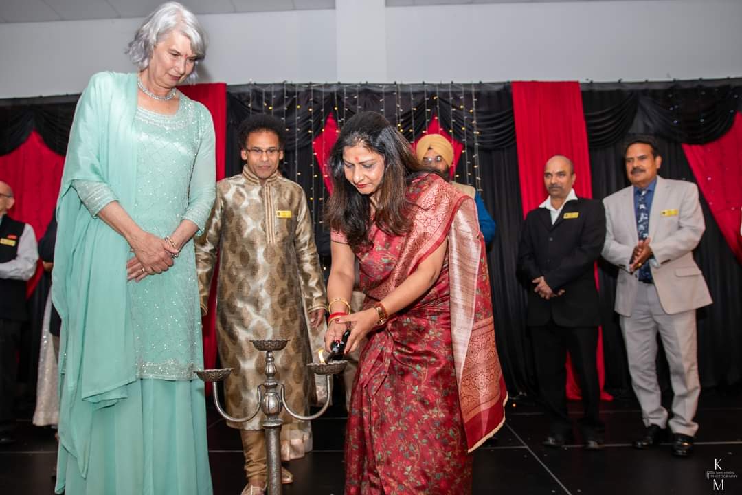 IndiainNZ's tweet photo. #AmritMahotsav
All the Indian Associations of Waikato first time came together &amp; celebrated a grand Diwali in Hamilton.  H.E. Neeta Bhushan, High Commissioner &amp; Hon. Paula Southgate, Mayor of Hamilton graced the occasion.
@MEAIndia @IndianDiplomacy @AmritMahotsav  @Paula4Hamilton https://t.co/hqz8dtiNXy
