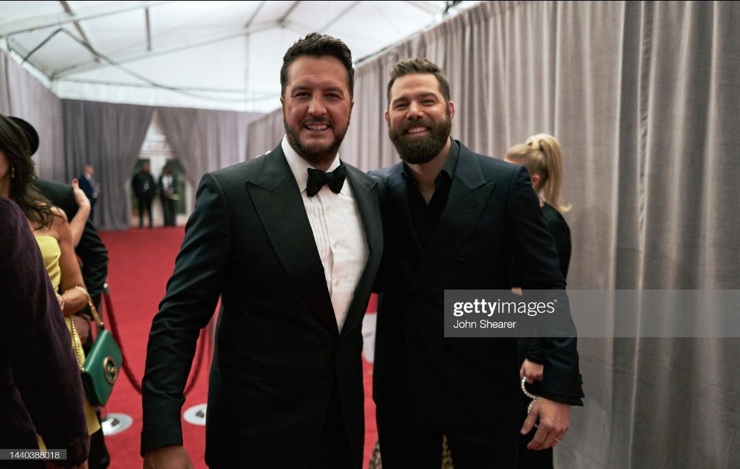 RT TO VOTE “Buy Dirt” for Favorite Country Song at the <a href="/AMAs/">American Music Awards</a> <a href="/lukebryan/">Luke Bryan</a> <a href="/JordanCWDavis/">Jordan Davis Music</a> #AMAs