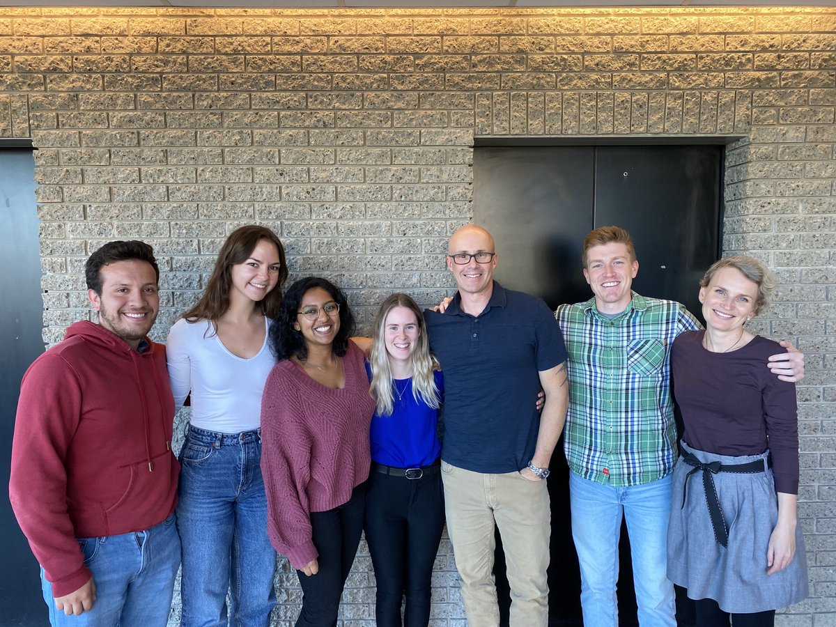 Hooray for Caitlin Doubleday! (The petite one in the centre) She breezed through her MSc defence and will join ⁦@structureSara⁩ and her amazing group at McMaster! 👏👏