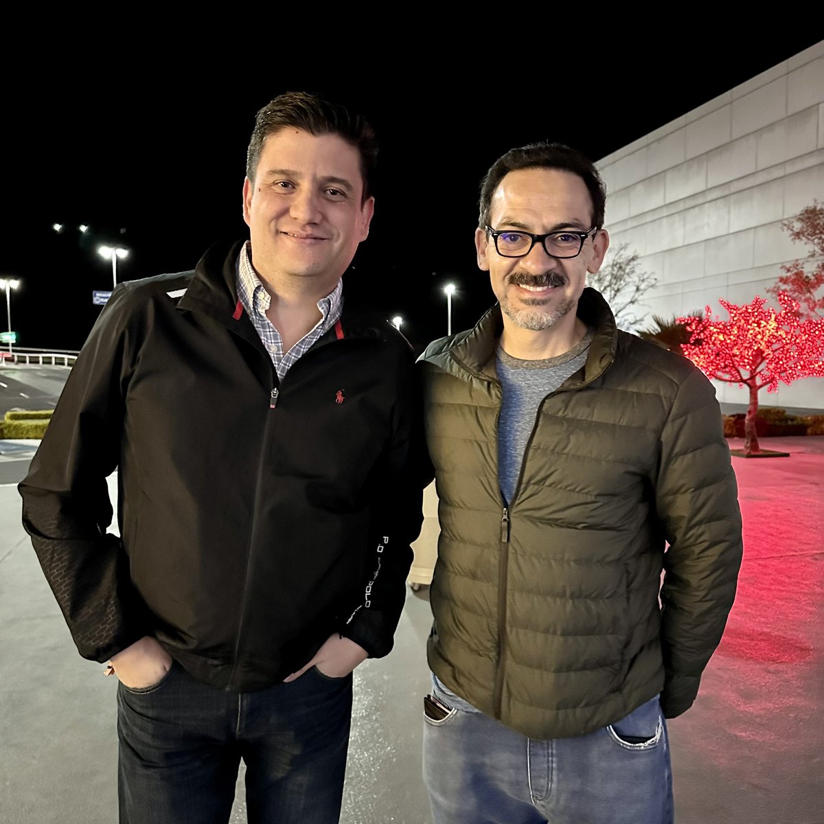 parel's tweet photo. @humberto_ramos un verdadero honor conocerte, uno de los mejores artistas sin lugar a dudas. Increíblemente sencillo y agradable. Gracias por esta foto, no sabes lo que significa para mi, te lo agradezco! https://t.co/ruu2uhHZVd
