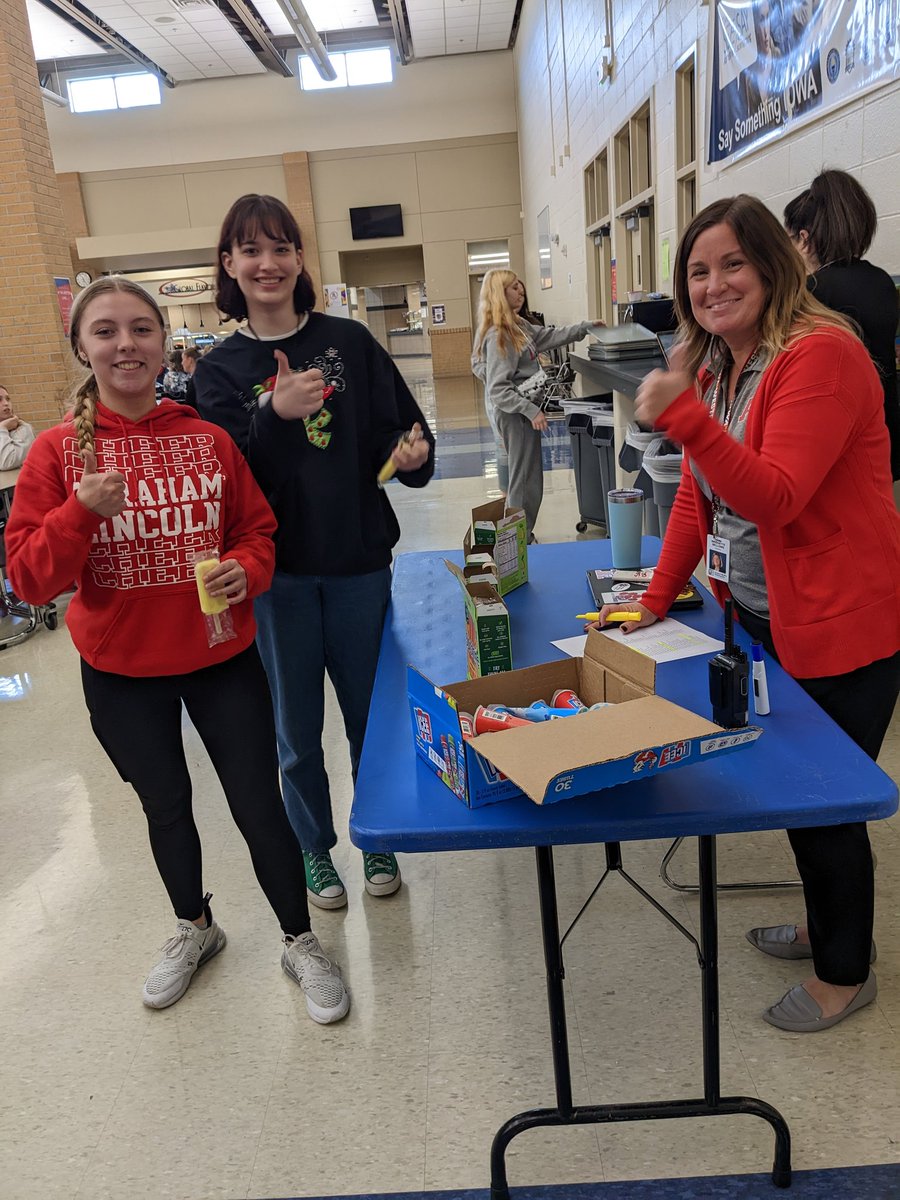 csheckman's tweet photo. B's or Better at ALHS hit a whole new level this semester! Students were able to enjoy games, snacks, and fun during Advisement; excellent entertainment and frozen treats during lunch. I love my job. @ALHSathletics @alhsbands @MrCrall @bmbellows https://t.co/TQ7GKyEFNo