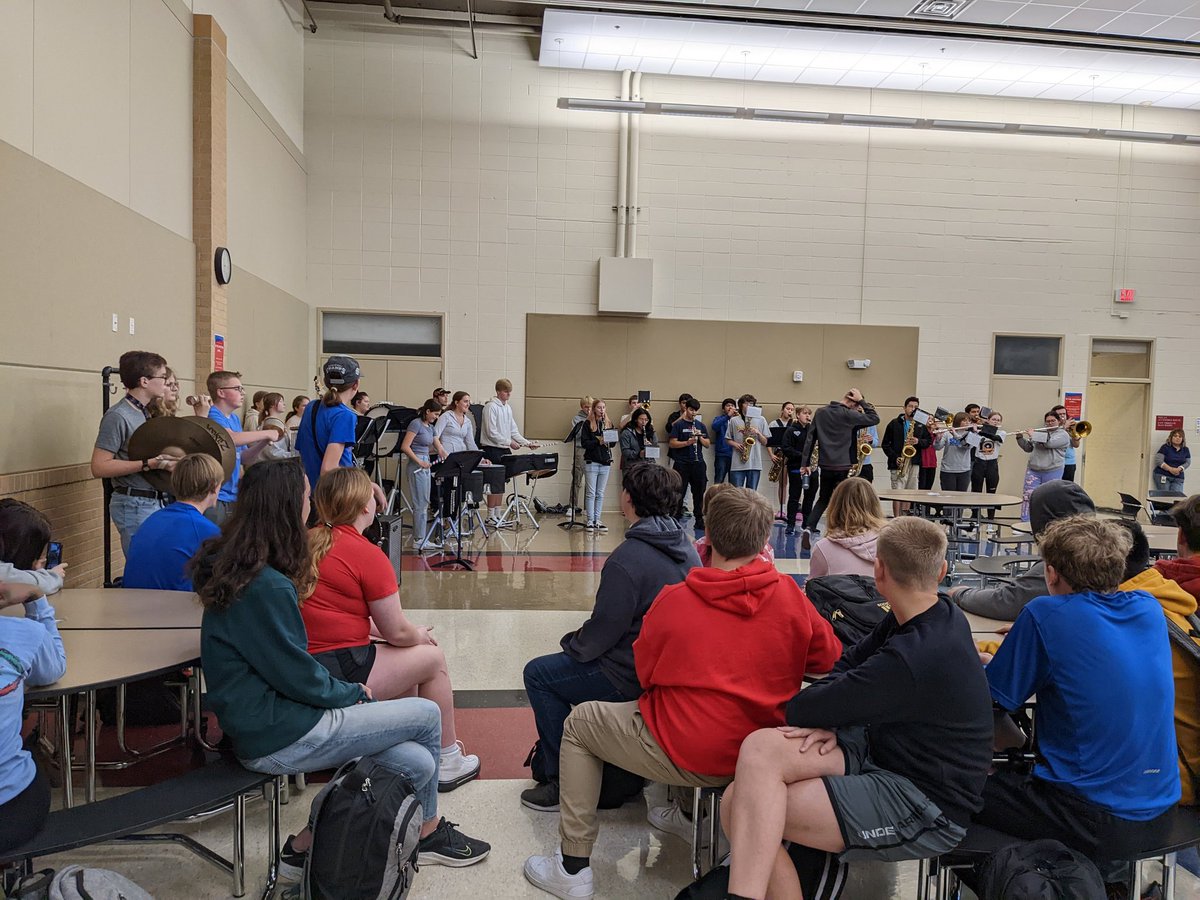 csheckman's tweet photo. B's or Better at ALHS hit a whole new level this semester! Students were able to enjoy games, snacks, and fun during Advisement; excellent entertainment and frozen treats during lunch. I love my job. @ALHSathletics @alhsbands @MrCrall @bmbellows https://t.co/TQ7GKyEFNo