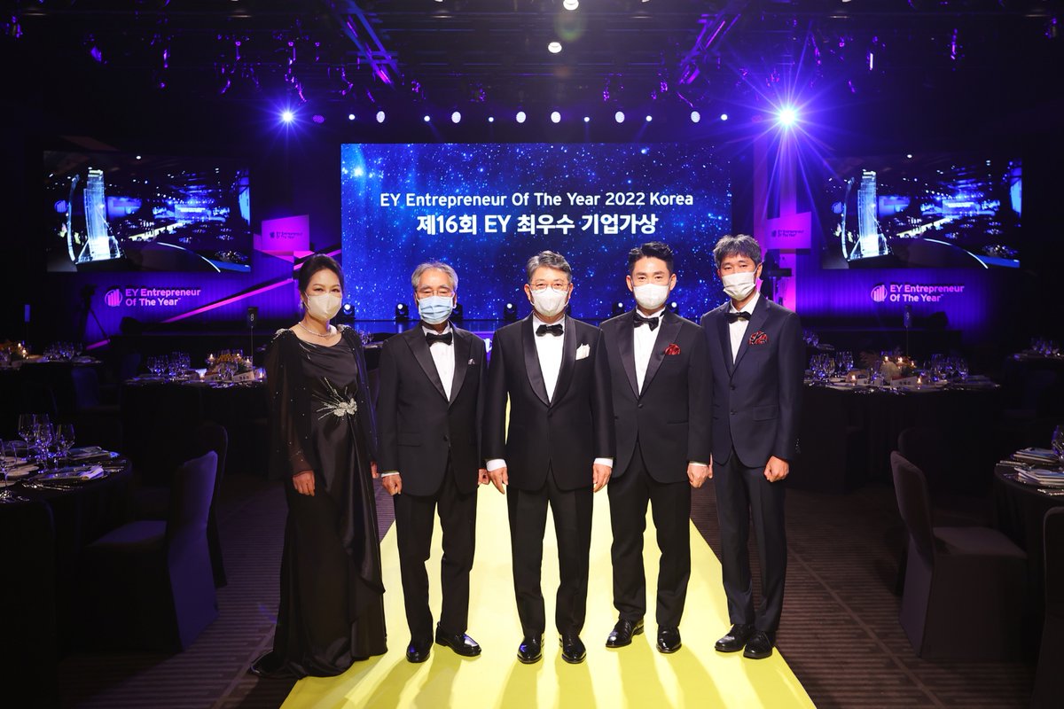 EY_Korea's tweet photo. 어젯밤 제16회  #EY최우수기업가상 시상식이 열렸습니다. Meet the #Unstoppables !🏆
#KG그룹 #인탑스 #하이랜드푸드 #베어베터 #당근마켓 의 수상자 분들께 축하의 말씀을 전합니다!

#EY한영 #기업가정신 #EOY #EntrepreneurOfTheYear
https://t.co/2nEGu7qv6Q https://t.co/MQxztB648g