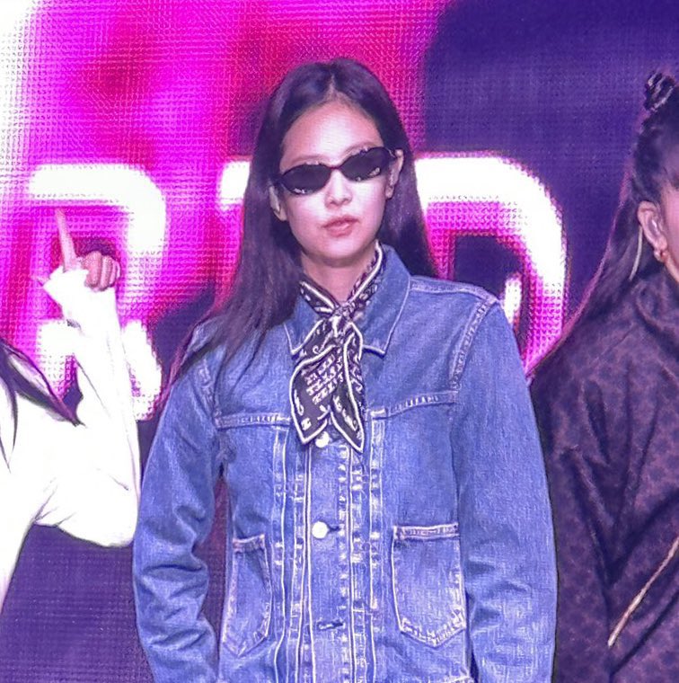 thvuby's tweet photo. lmao she’s wearing chanel scarf? okay we get it jennie 🤓 https://t.co/1AqYVwmrEn