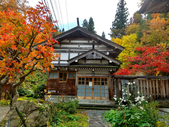 MasatokiRail's tweet photo. 「紅い花」つげ義春・作
放浪の漫画家つげ義春の名作「紅い花」の舞台となった会津西山温泉の「中の湯」に行って���ました。
　当時の湯治宿は改築されていましたが、湯治棟を描いた原画が宿のロビーに額装で展示してあります。 https://t.co/ByO9ceVn2U