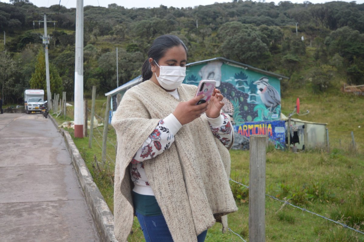 MaClemePerezU's tweet photo. ¡Avanzamos en el cierre de la brecha digital en #Sumapaz! Estos son algunos avances en conectividad:

✅En los 5⃣ Centros de Conectividad Campesinos pasamos de conexión satelital a radioenlace.
✅También, aumentamos la velocidad de navegación: de 6 Mbps a 12 Mbps. https://t.co/7hwppfB2Q3