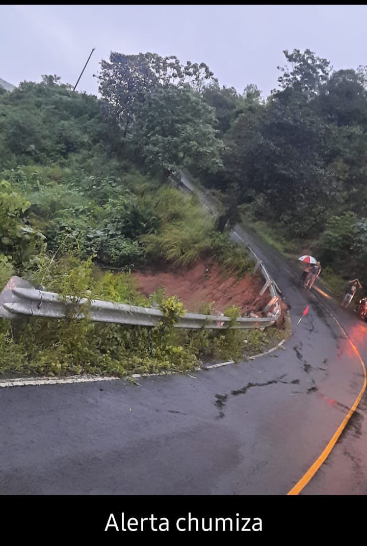 Derrumbes en la vía de La Chumicosa del Copé de Olá -Coclé <a href="/Sinaproc_Panama/">SINAPROC PANAMA</a> <a href="/gobcocle/">Gobernación de Coclé</a> <a href="/CocleTrafico/">CocléTráfico</a> <a href="/mifavorita919/">Radio Mi Favorita</a>