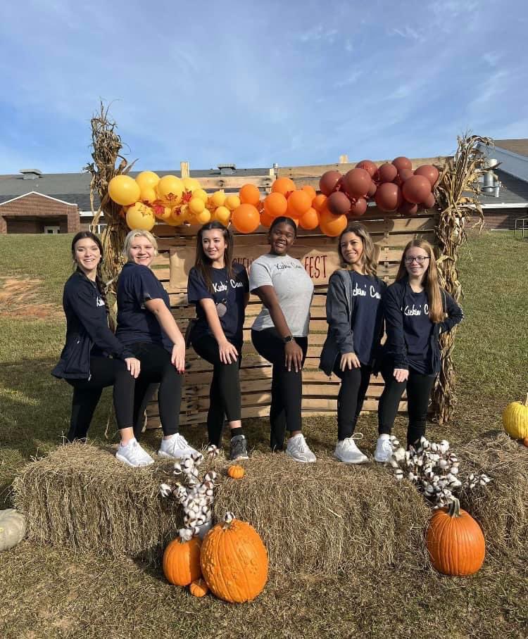 tparent96's tweet photo. Thankful for the opportunity to volunteer at the Pearl Haskew Fall Fest #community #KCD #BryantProud Thank you for having us🧡🤎💛 https://t.co/aWK7a9pYIF