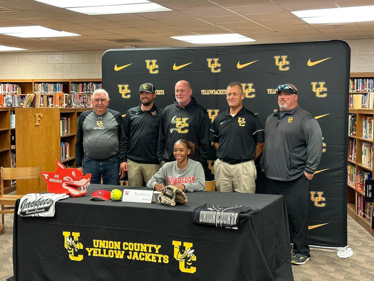 union_softball's tweet photo. Congratulations to our 3 seniors that signed to play college softball today. We are extremely proud of all 3 of you and cannot wait to see what the future holds for you! But first….. #RunItBack https://t.co/Vg8yX60pfS