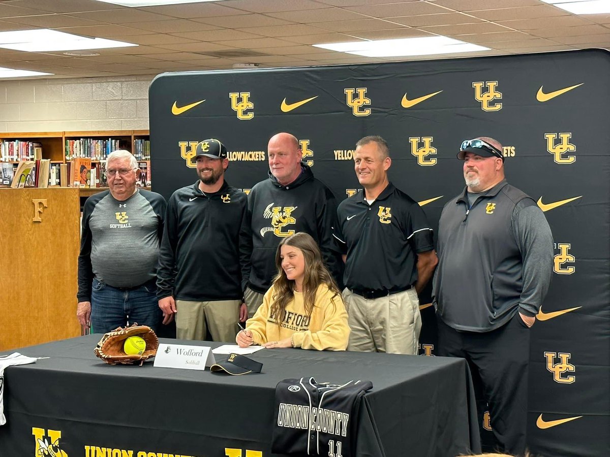union_softball's tweet photo. Congratulations to our 3 seniors that signed to play college softball today. We are extremely proud of all 3 of you and cannot wait to see what the future holds for you! But first….. #RunItBack https://t.co/Vg8yX60pfS