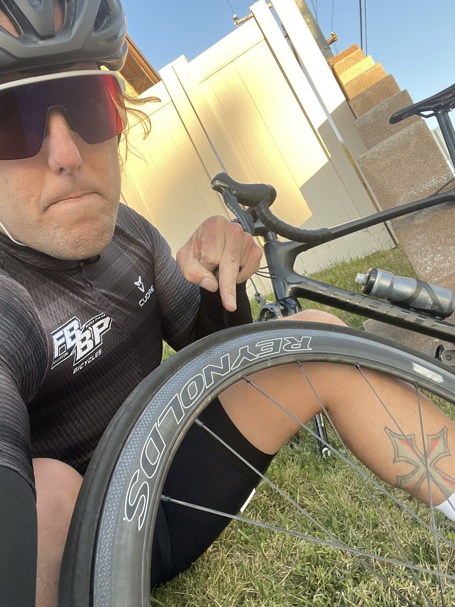 shawngorham's tweet photo. PSA - cyclist do yourself a favor and avoid @ReynoldsCycling wheels. They are terrible wheels. Hardest wheel ever to change a flat. I have never met a cyclist who didn’t talk crap on they Reynolds. Stick with Enve or Shimano
Learn from me!
#strandedagain https://t.co/7BX9qsVDd5