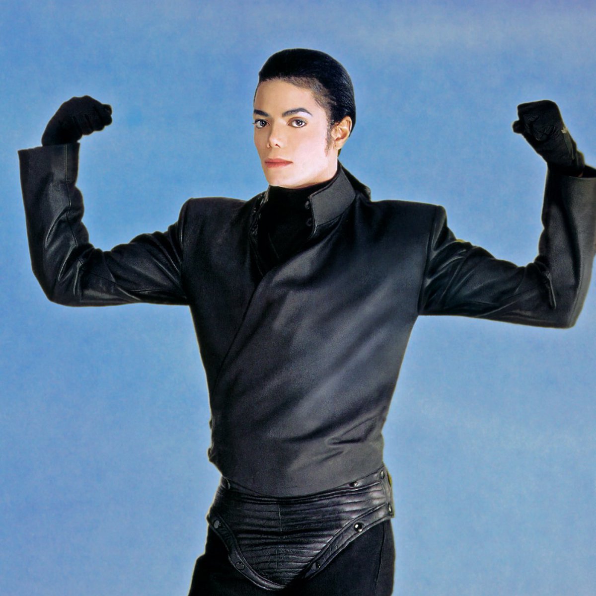 Michael83144011's tweet photo. Estima-se que eu tenha gastado US$ 10 milhões para gravar o álbum Dangerous. Eu utilizei 7 estúdios de gravação no processo. Por mais de 2 anos, tive acesso exclusivo 24h a um edifício que tinha 2 estúdios de gravação completos e custava cerca de US$ 4 mil por dia. https://t.co/fH6wF9nzXT