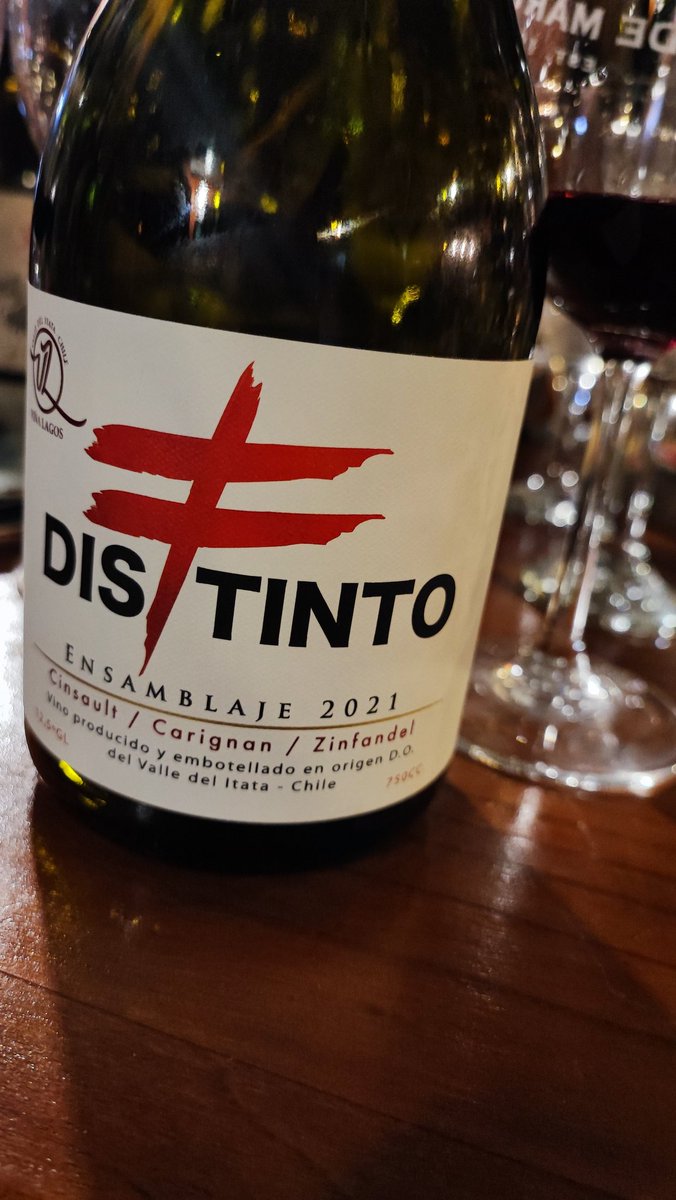reinaentrecopas's tweet image. #Distinto.... Muy distinto y muy complejo... Delicioso. Fruta neta, negra, muy sabrosa... Bravo CristianLagos #Trifulca #Itata 
Producido y embotellado en origen.