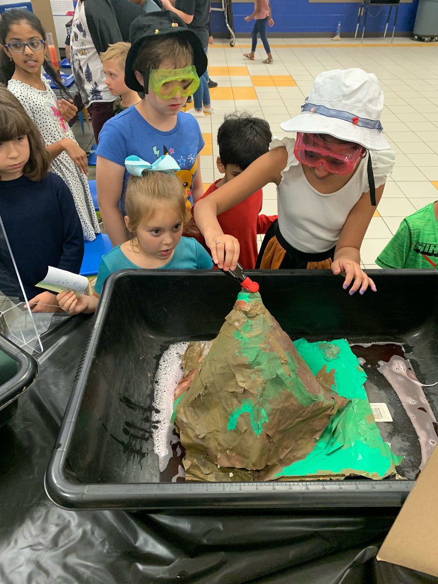 AprilBusby3's tweet photo. We were so proud to host our very first MAGIC OF STEM night at Whitlow! Our students and teachers got a chance to showcase their STEM talents to our community and they came ready for the show! https://t.co/stsInQeam6