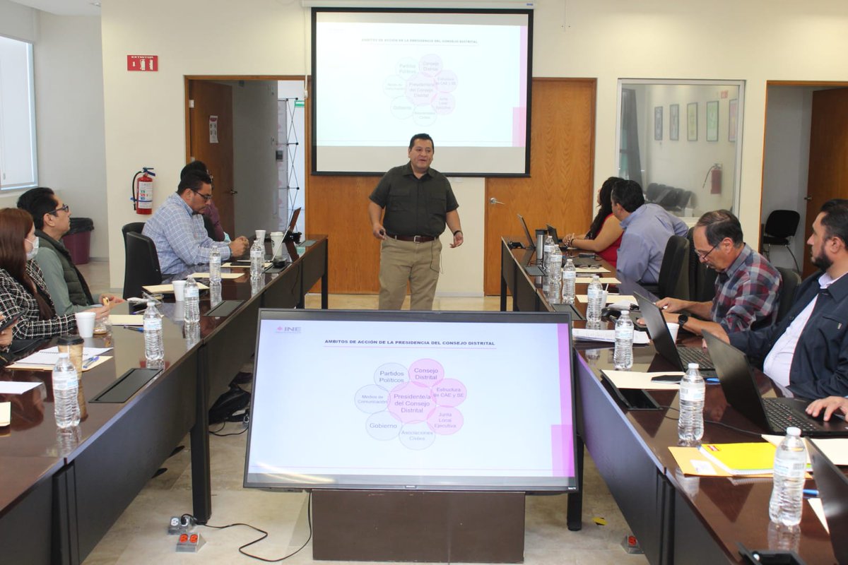 INECoahuila's tweet photo. El Vocal Ejecutivo @jl_vazquezl imparte taller de "Liderazgo y Gestión Directiva" en el marco del Proceso Electoral Local 2022-2023, dirigido a Vocales Ejecutivos Distritales y Mandos de la Junta Local Ejecutiva del INE Coahuila. https://t.co/WhmqfQuRnk