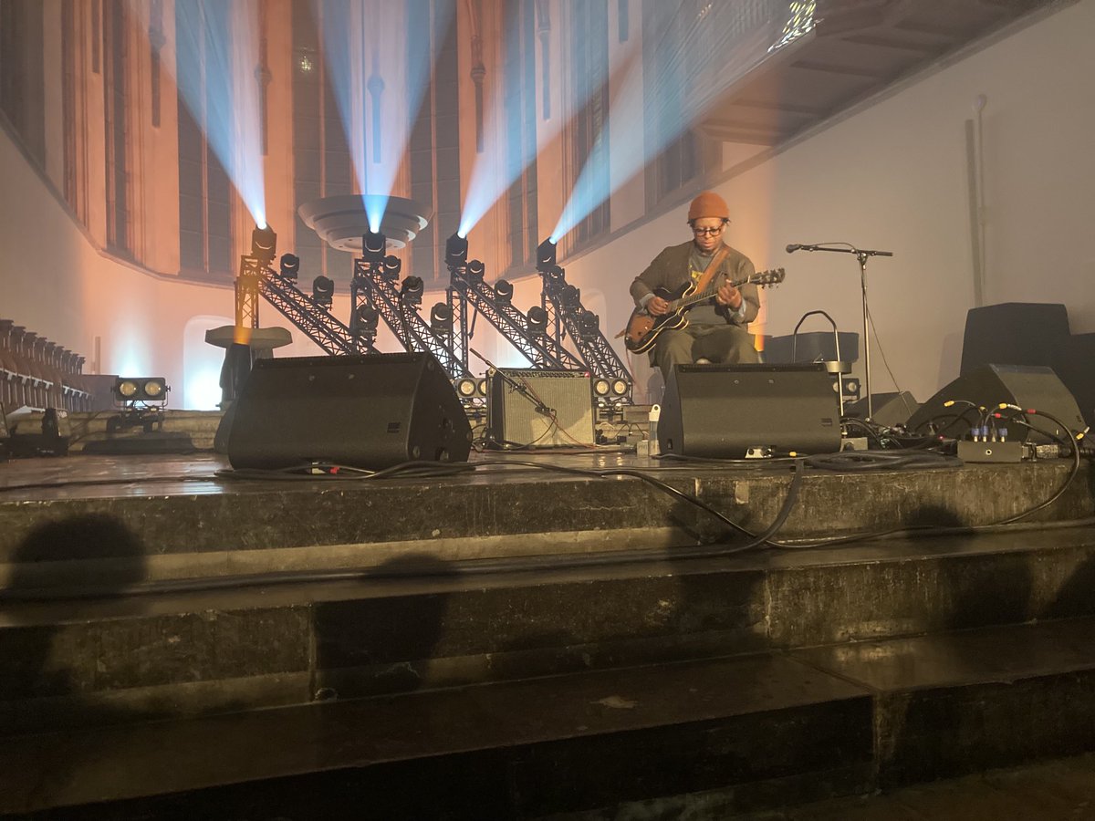 Wineyart's tweet photo. Jeff Parker geconcentreerd in een hele grote kerk tijdens #lgw22 https://t.co/GTvxFLcvf9