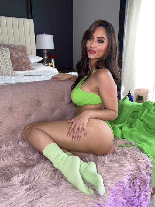 Obsessed with @SavageXFenty it all fits perfectly and her stuff is so comfortable and loving the color&rsquo;s<a class="tags" target="_blank" title="On Twitter" href="/?out=eyJ0eXAiOiJKV1QiLCJhbGciOiJIUzUxMiJ9.eyJpYXQiOjE3MjE1MTA5OTQsImlzcyI6InR3cG9ybnN0YXJzLmNvbSIsIm5iZiI6MTcyMTUxMDk5NCwiZXhwIjoxNzUzMDQ2OTk0LCJyZWRpcmVjdF91cmwiOiJodHRwczovL3R3aXR0ZXIuY29tL1NhdmFnZVhGZW50eSJ9.ux2yQawACYRpznneSKLUBUWWDiqz6Zs53F40_vKRa3EJUe6kPIehWmLP2-S5sNjzf2onmzkuyOGZ6o8DJSy_Qw">@SavageXFenty</a><a href="/tag/lingerie"class="tags"><span>#lingerie</span></a><a href="/tag/green"class="tags"><span>#green</span></a><a href="/tag/grinch"class="tags"><span>#grinch</span></a><a href="/tag/reenasky"class="tags"><span>#reenasky</span></a>