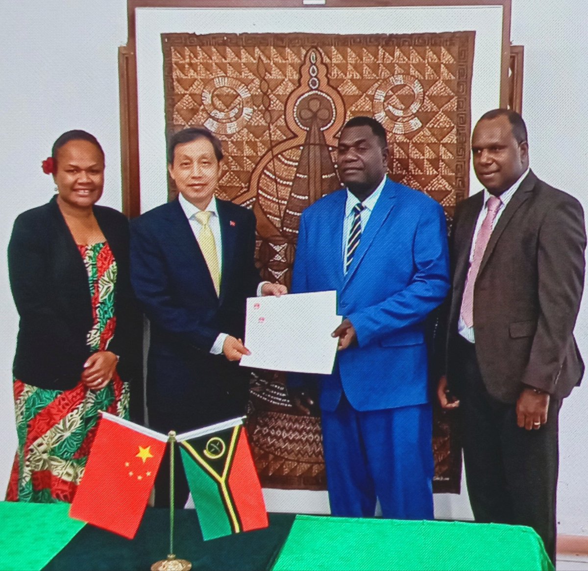 VanParliament's tweet photo. Cette année marque le 40 anniversaire de l'établissement des relations diplomatiques entre la Chine et le Vanuatu.

Les échanges législatifs entre les deux partie intégrante est rès importante en therme de  stratégie globale des deux pays. https://t.co/8JUUO0qR37