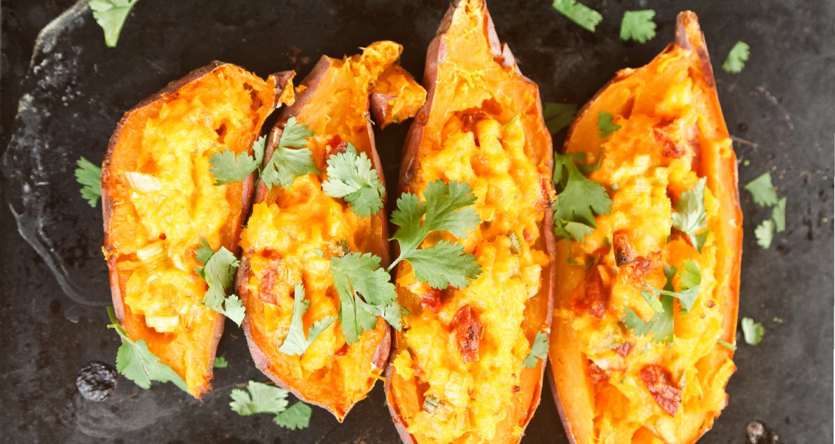 WebMD's tweet photo. Just 1 baked sweet potato can give your body 400% of the daily vitamin A it needs to keep your eyes and skin healthy. https://t.co/aavp5DKvnI https://t.co/aySXkKbj3p