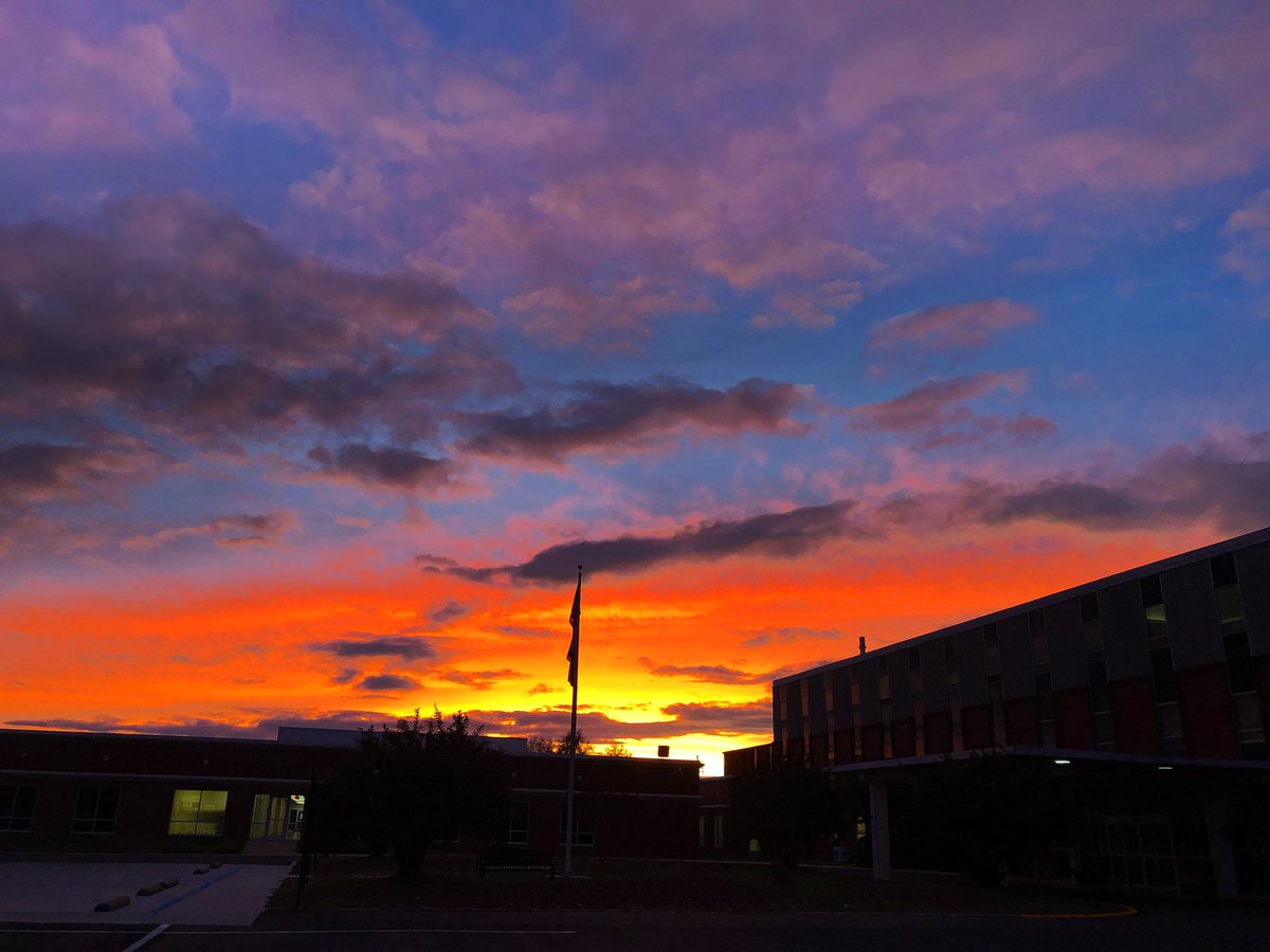 leeceelodi's tweet photo. Gorgeous sunset over Lakeland Community Hospital in Haleyville, AL this evening @spann https://t.co/2xuIwwEJa0