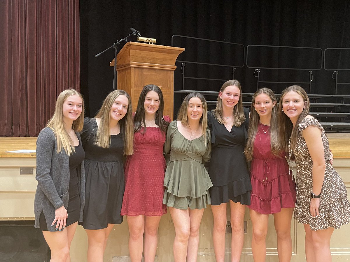 LadyCanesGBB's tweet photo. Hard work pays off! Congrats to our National Honors Society members! Layla, Abby, Emma, Ally, Julia, Ruby, and Jordan getting it done on and off the court! #GoCanes https://t.co/eUs7D3U9T0