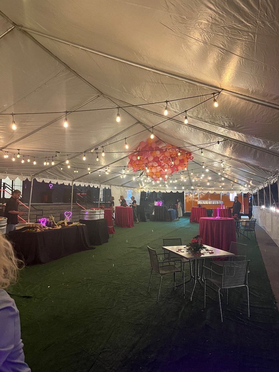 KimHarleSolisSA's tweet photo. @BlueStarComplex Red Dot Art event was such a beautiful reminder that art is good for the heart 🔴❤️ #SanAntonio #creativity #artistsupport https://t.co/xrlkXruzbu