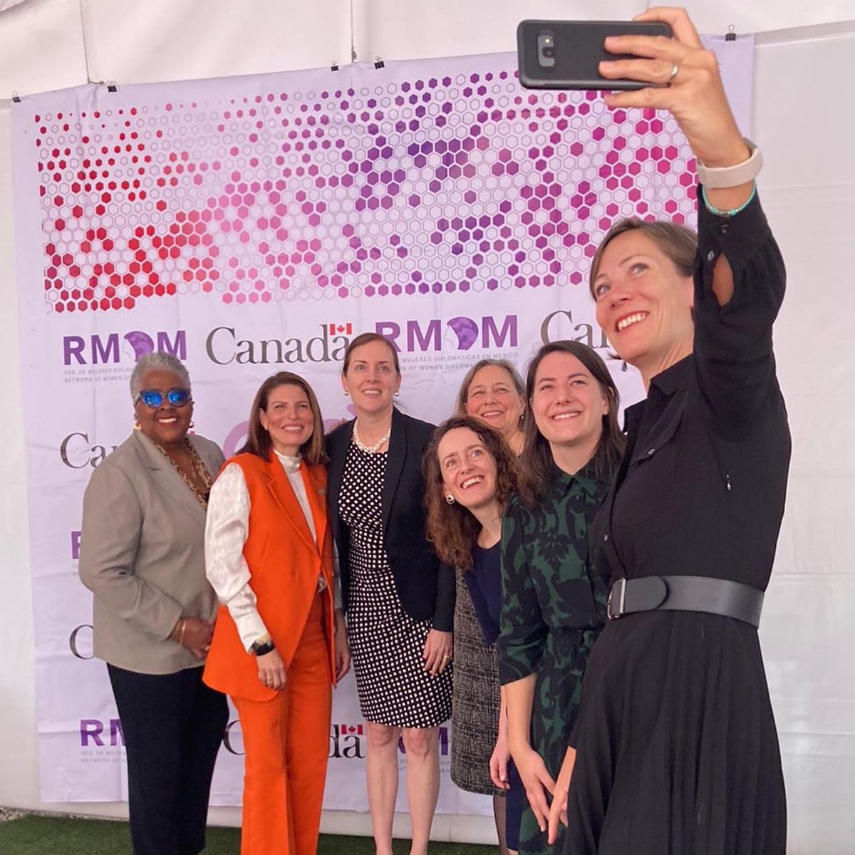 shemingwaymx's tweet photo. Muchas gracias a nuestras embajadoras y ministras consejeras mentoras de 🇯🇲🇩🇴🇺🇸🇬🇧🇨🇦 para la primera sesión de mentoría de la Red de Mujeres Diplomáticas en 🇲🇽. #RMDM https://t.co/Y0a4r7QzS5