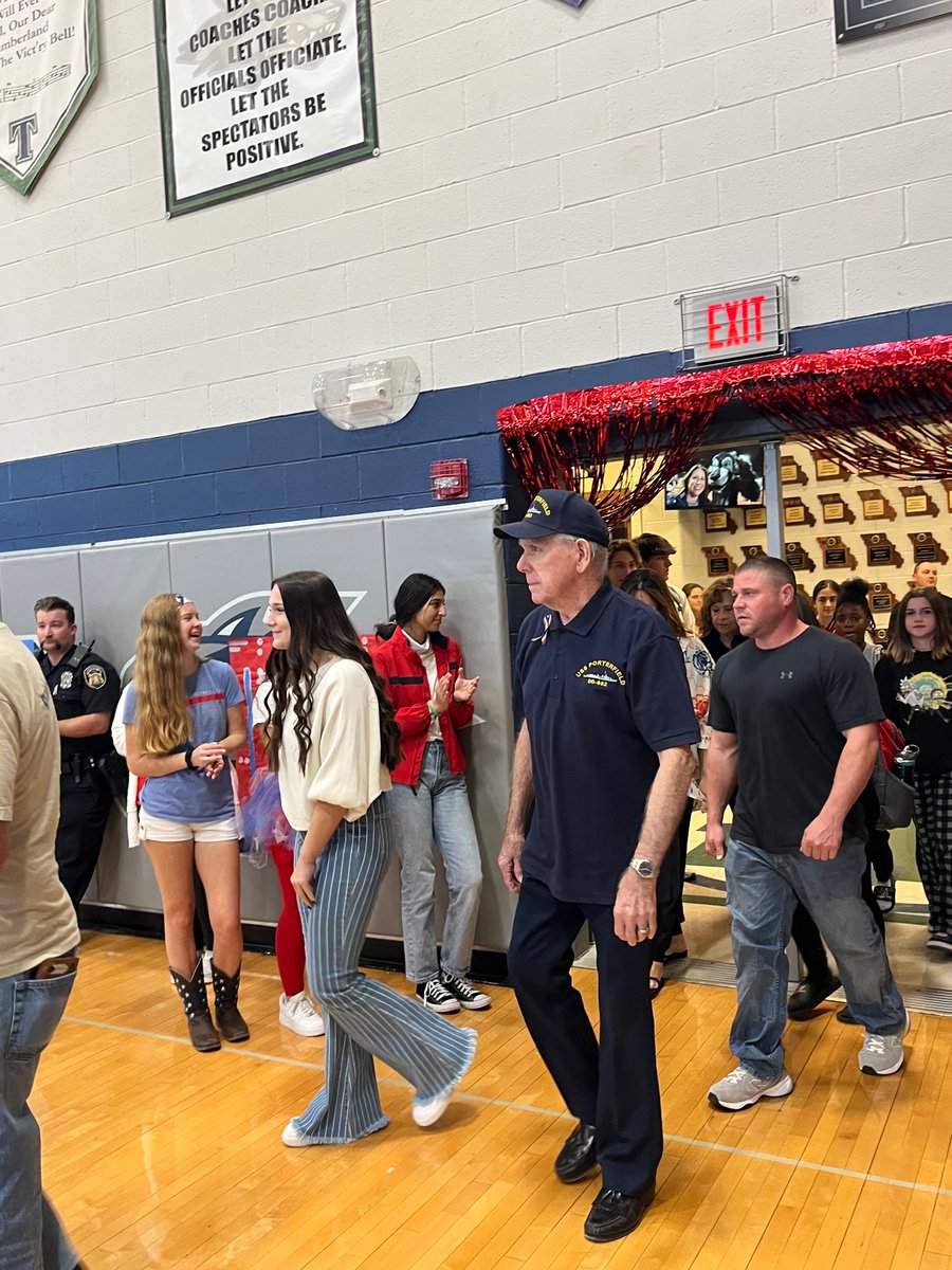 TrishaGrantham5's tweet photo. Timberland High School puts on a very special Veterans Day ceremony for our Veterans. Thank you for your Service Dad♥️🇺🇸♥️ #28years #ARMY #Navy #GodBlessAmerica #thspride @ag_stl @GranthamAddy @Timberland_High https://t.co/vWzzR6hkcW
