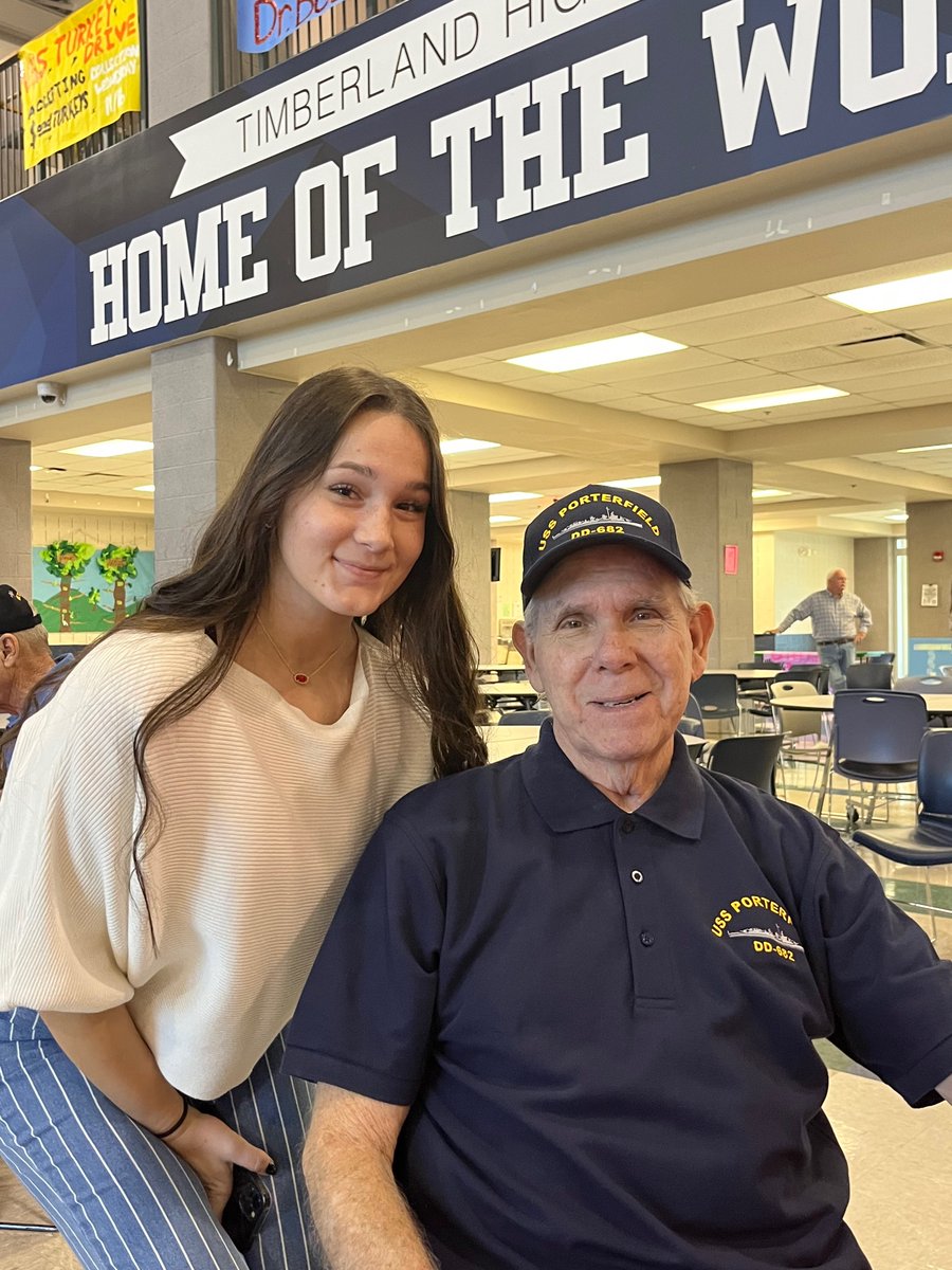 TrishaGrantham5's tweet photo. Timberland High School puts on a very special Veterans Day ceremony for our Veterans. Thank you for your Service Dad♥️🇺🇸♥️ #28years #ARMY #Navy #GodBlessAmerica #thspride @ag_stl @GranthamAddy @Timberland_High https://t.co/vWzzR6hkcW