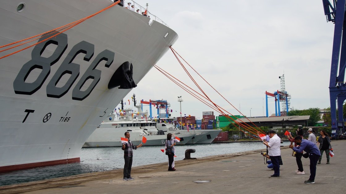 China2ASEAN's tweet photo. The Chinese #PLA #Navy's hospital ship #ArkPeace arrived at the port of Tanjng Priok in #Jakarta ystd for an 8-day goodwill visit as part of ''Mission Harmony-2022. The Ark Peace was warmly welcomed by the #Indonesian navy &local people. https://t.co/lZpv6AY94x