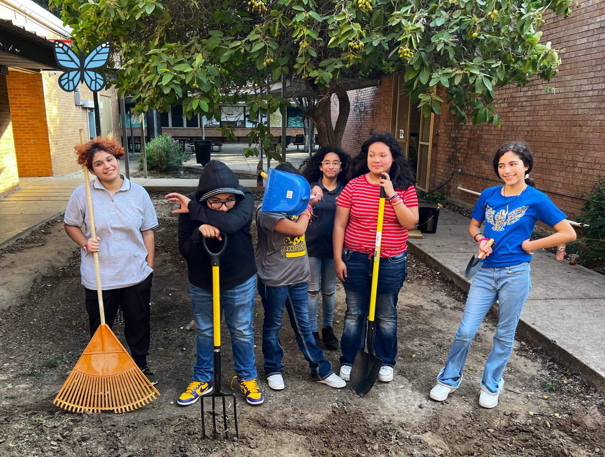 1Lib_specialist's tweet photo. @TerriersTravis Gardeners 🌱 are putting some love into this abandoned space. Their hard work is fostering patience, persistence & plant life. @annvega #TravisMSLib @IandGCenter 💛🪴@WPray_ https://t.co/f9sVFmI65l