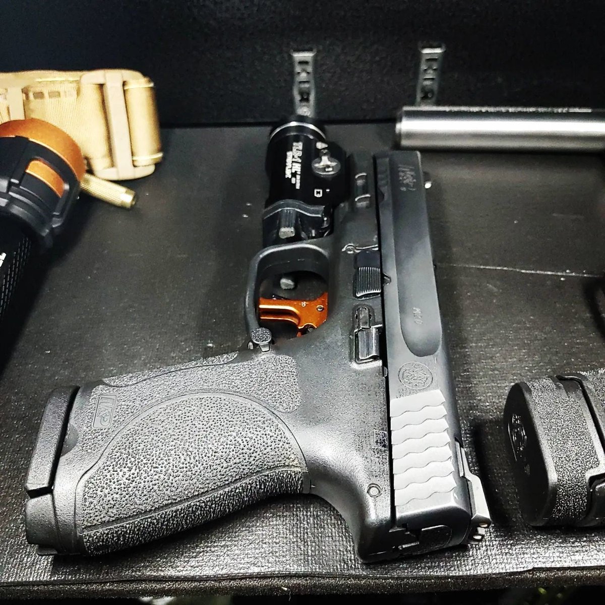 cheaperthandirt's tweet photo. PC: @apunta_lakaka - basic but reliable #rangedayfriday #mandp #smithandwesson #mandpmonday #9mm #apextrigger #flatty #streamlight #staystrappedorgetclapped https://t.co/zbwfea2yWW