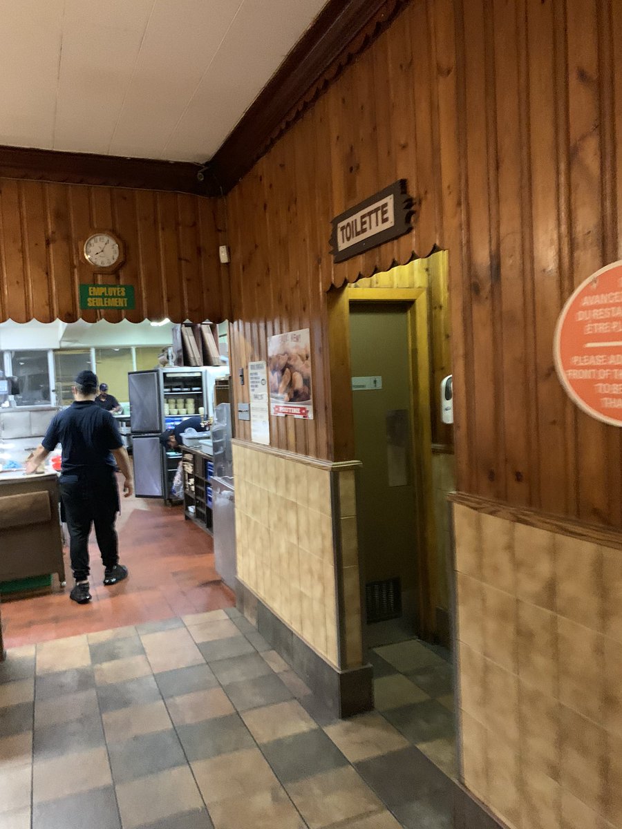 mchkzn's tweet photo. On my way out. Great wood and tiles. #ChaletBBQ https://t.co/gkUoI9lRre