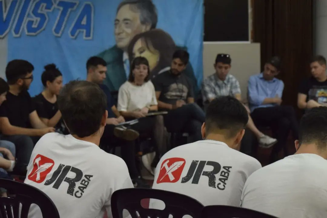 La conmoción por el atentado contra la Vicepresidenta de la Nación <a href="/CFKArgentina/">Cristina Kirchner</a> nos impulsó a la Juventud Peronista <a href="/Jp_caba/">Juventud Peronista Ciudad de Buenos Aires</a> y a la Juventud Radical <a href="/jradicalcaba/">Juventud Radical CABA</a> de la Ciudad de Buenos Aires a encontrarnos con dos objetivos concretos, pero fundamentales: