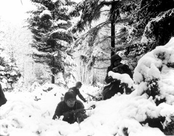 On December 22, 1944, Kurt Vonnegut was captured by the Germans during the Battle of the Bulge, with worse to come. Read his incredible, matter-of-fact letter to his family, addressed to their house in Williams Creek:
lettersofnote.com/2009/11/18/sla…

#Vonnegut100