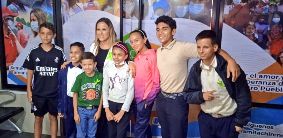 #10Noviembre Hoy en reunión con la Primera Dama. Felicitaciones a la niña Victoria Chávez de 5to. B que en el día de mañana dará unas palabras en representación de todos los niños y niñas del estado ante el Gobernador y al niño Ángel Ballesteros del 5to. A que  los acompañará 💚