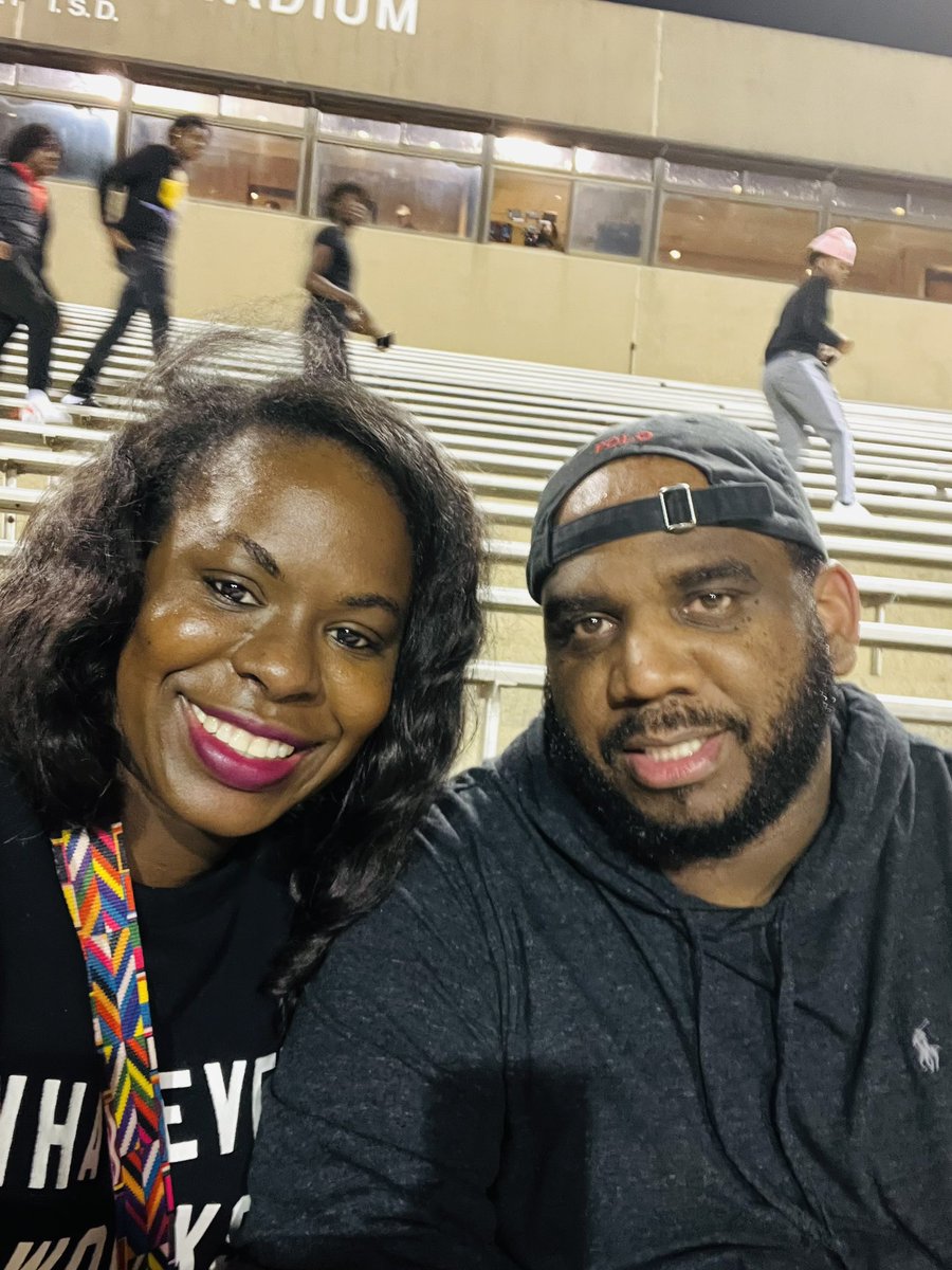 DPerryScience's tweet photo. Friday Night Lights! Playoff season! #Gametime๐๐ค๐#MocityGirls #BuffAlumni๐ฆฌ https://t.co/6TrOgxBf1A