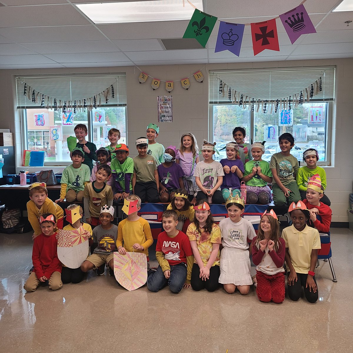 2nd gr 🎯's annual life-size chess match! Ss designed team mascots/crests based on symbolism. Ss turned in chess piece job applications &amp; creates their outfits. #RedGoldFoxes #GreenPurpleDogs <a href="/CobbAlp/">Cobb ALP</a> <a href="/MtnViewES/">Mountain View ES</a> <a href="/ReneeGarriss/">Renee Garriss</a> <a href="/mrssherrygreen/">Dr. Sherry Green</a> <a href="/awilson_alp/">Angela Wilson</a> <a href="/alibrisse/">Ali Brisse</a> <a href="/MrsRoach4/">Mrs.Roach</a>